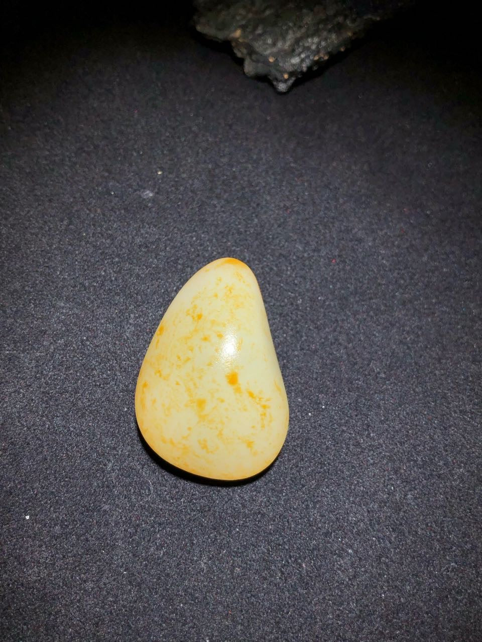 和田玉-洒金皮白肉籽料原石