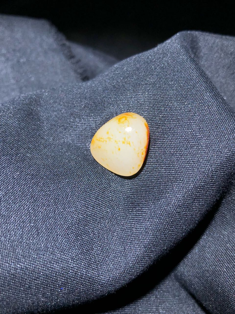 和田玉-洒金皮白肉籽料原石