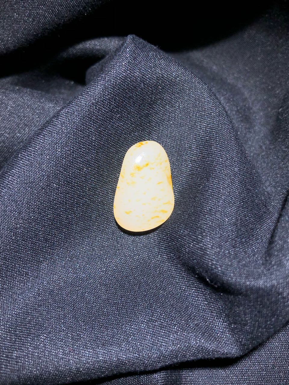 和田玉-洒金皮白肉籽料原石
