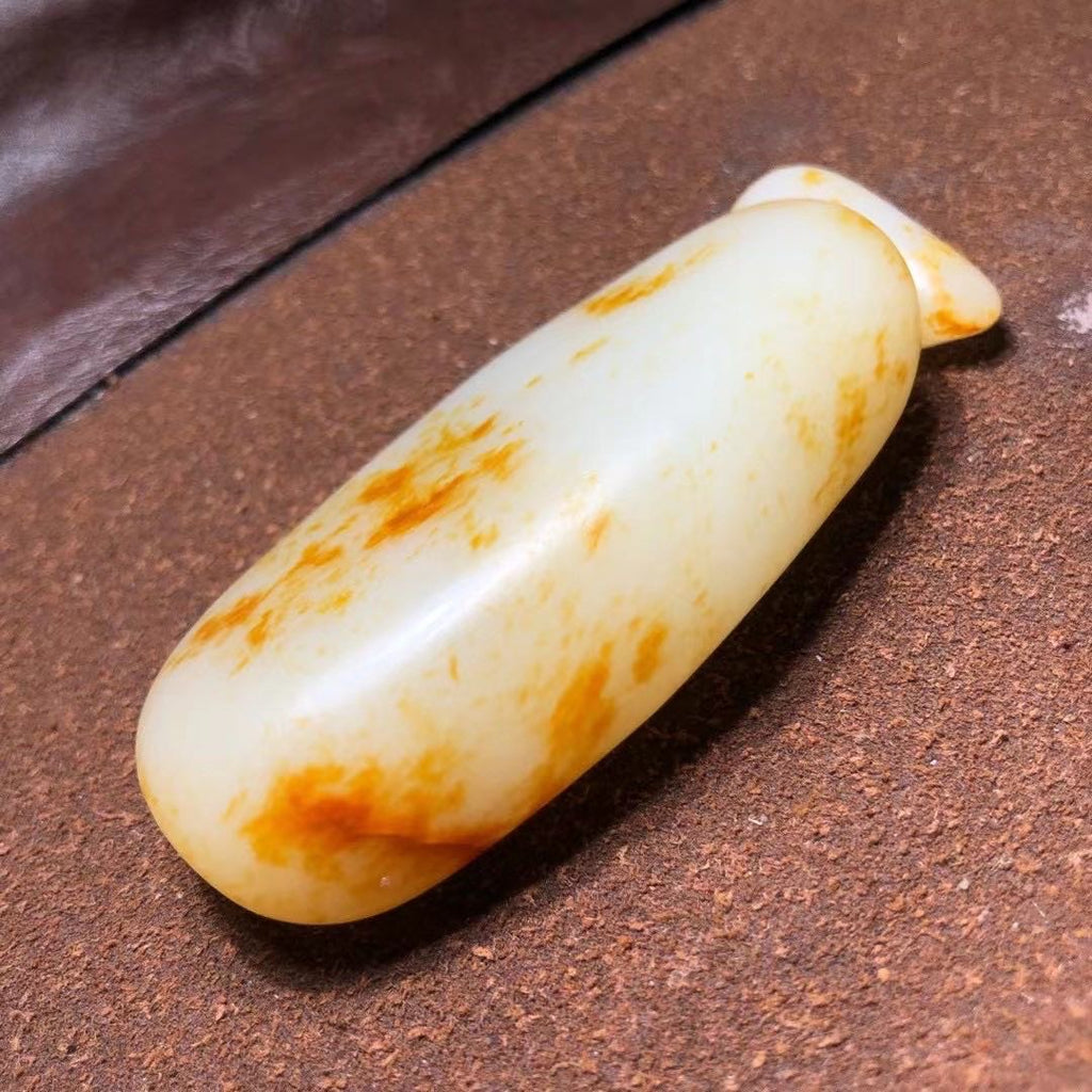和田玉-红皮白肉籽料原石手把件