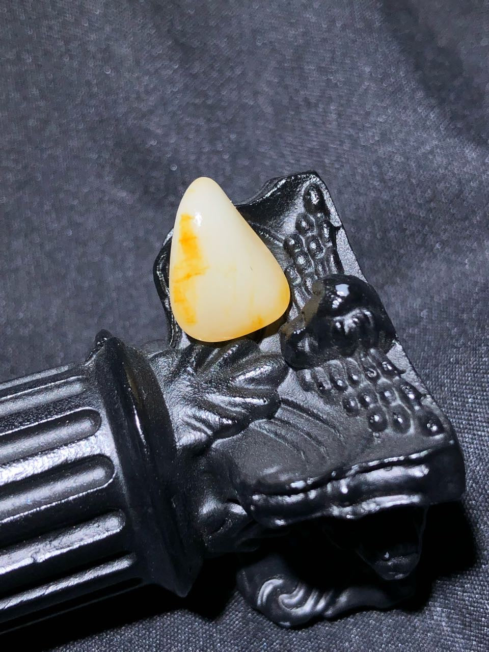 和田玉-洒金白肉籽料