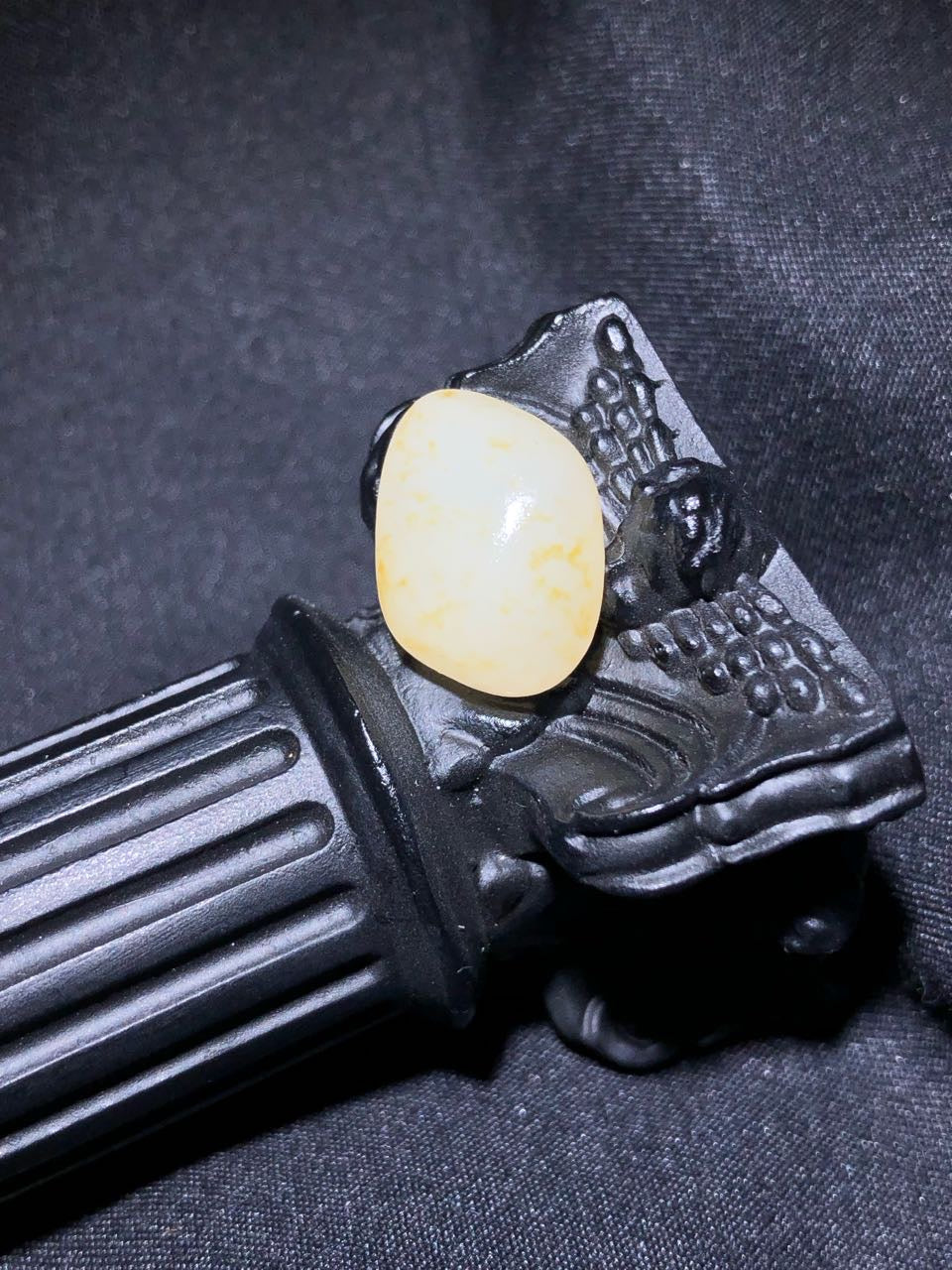 和田玉-洒金白肉籽料