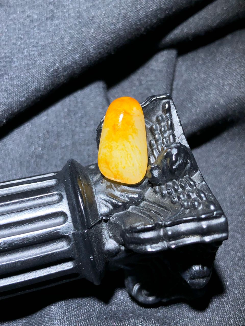 和田玉-洒金皮白肉籽料原石