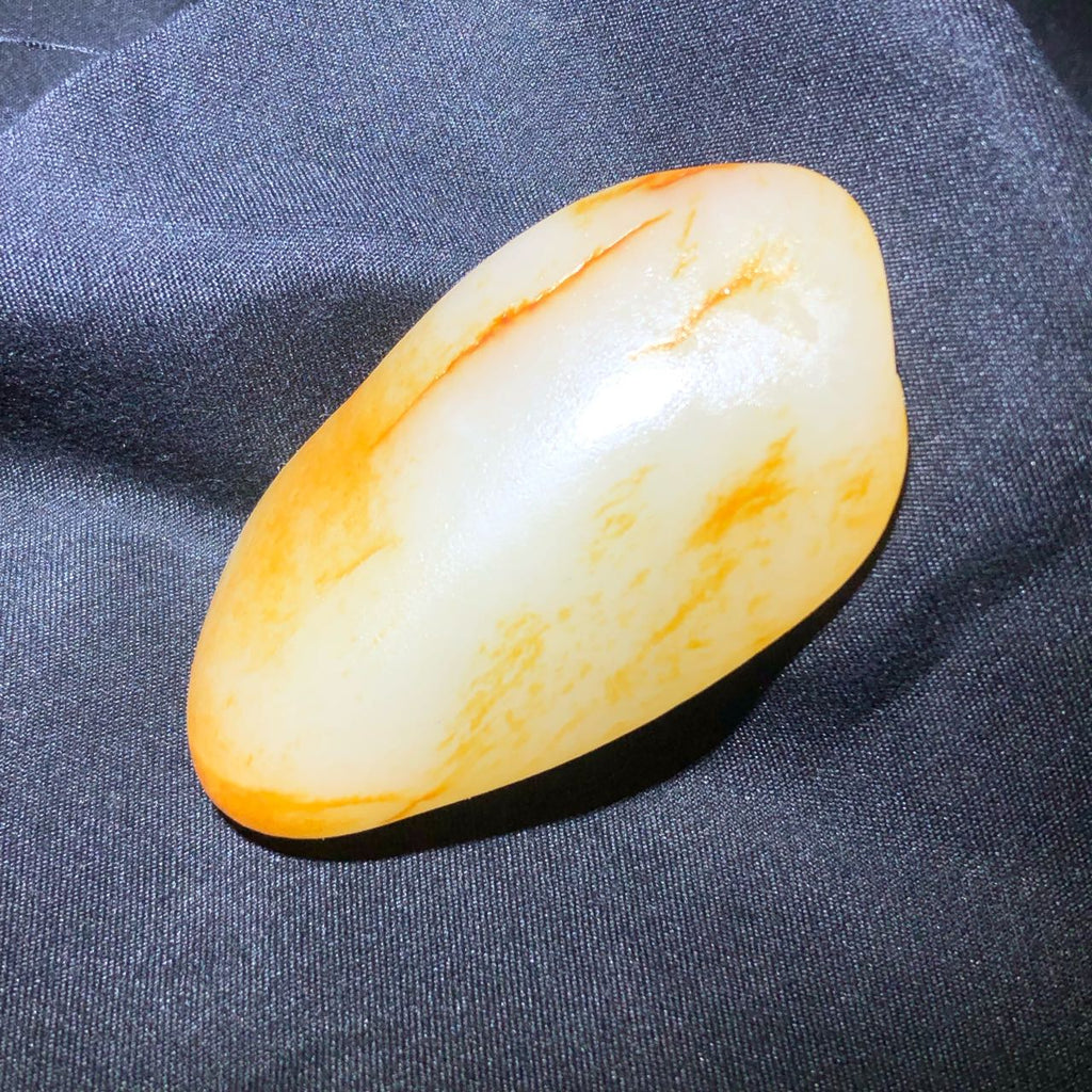 和田玉-红皮白肉籽料原石