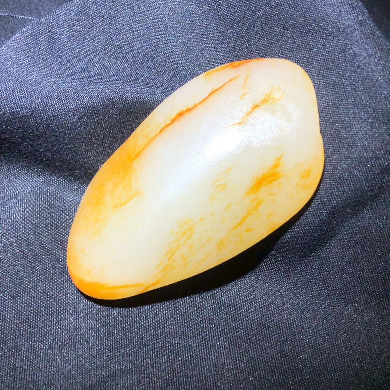 和田玉-红皮白肉籽料原石
