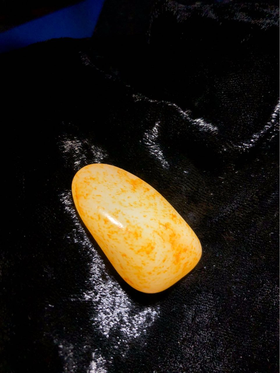 和田玉-洒金皮白肉籽料原石