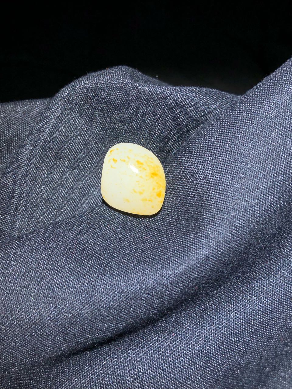 和田玉-洒金皮白肉籽料原石