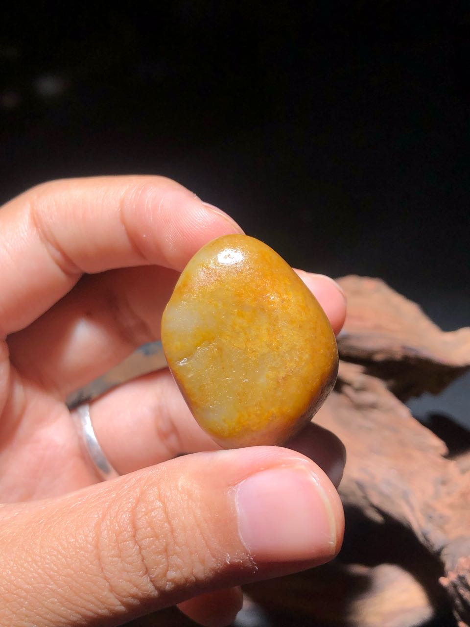 和田玉-黑黄皮籽料原石