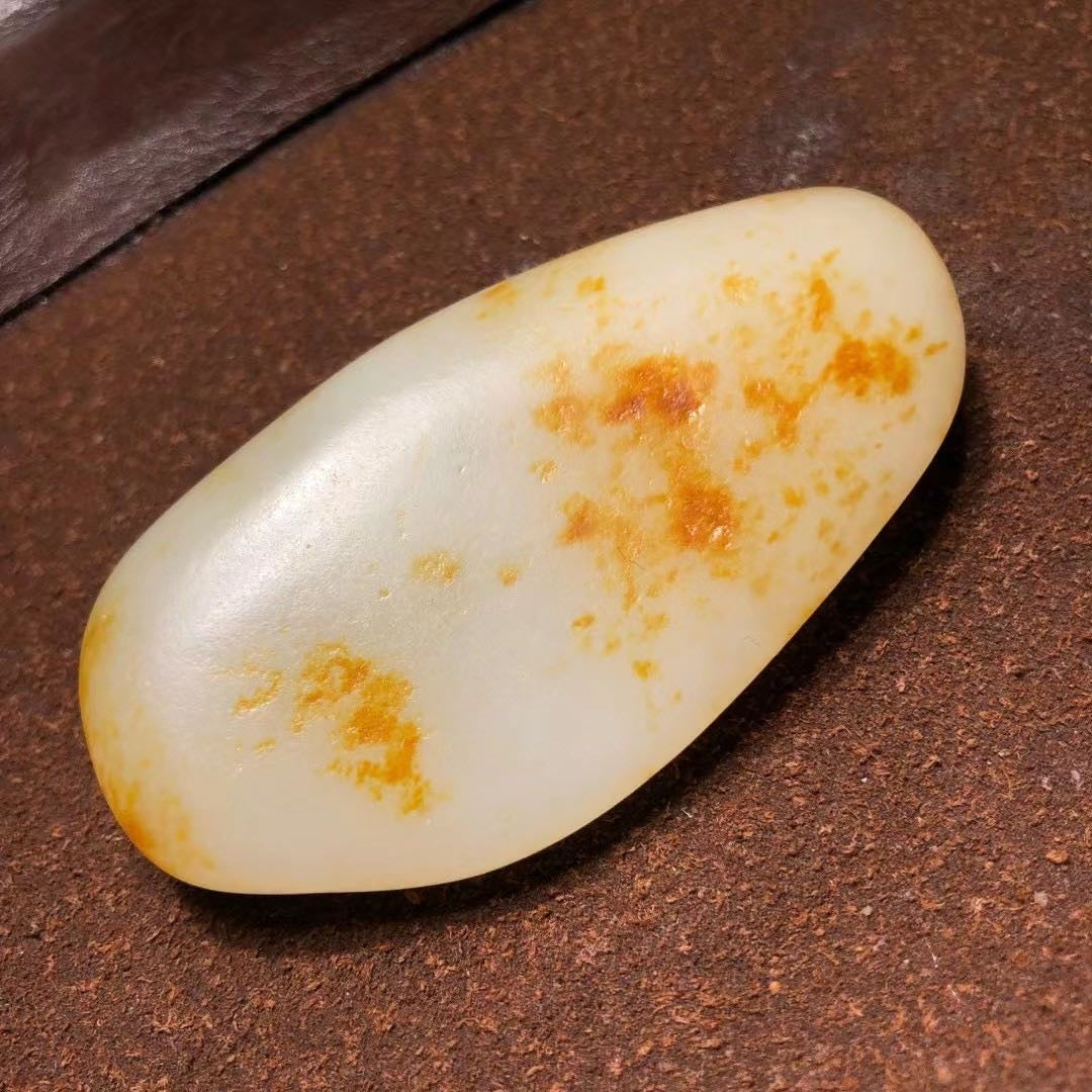 和田玉-红皮白肉籽料原石手把件