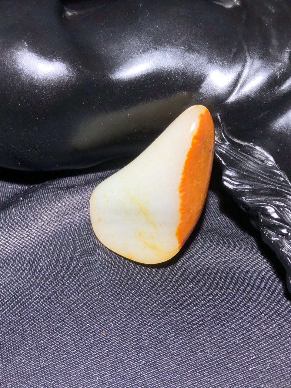 和田玉-红皮白肉籽料