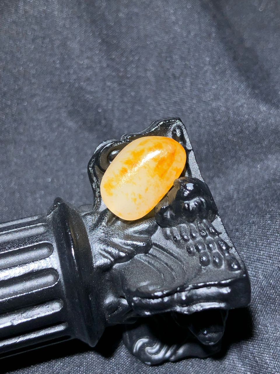 和田玉-洒金皮白肉籽料原石