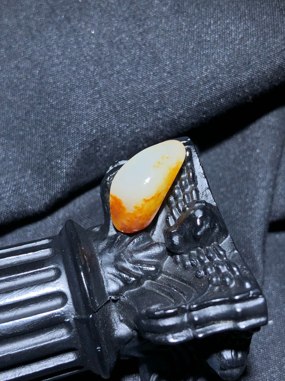 和田玉-洒金白肉籽料