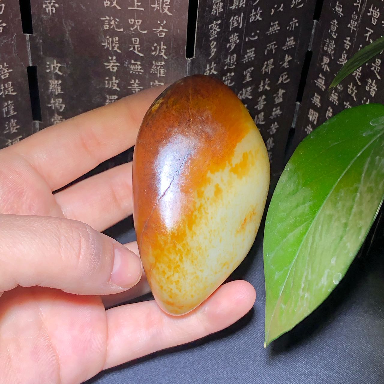 和田玉-红皮白肉籽料原石