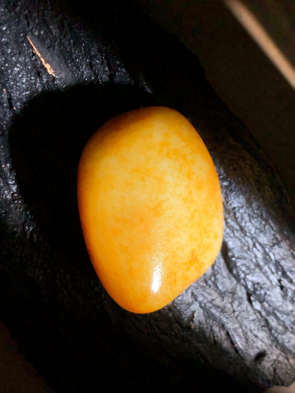 和田玉-黄皮白肉籽料原石